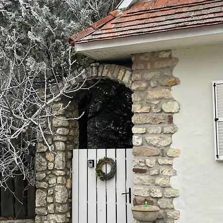 Ko, Es Kavics Vendeghazak * Köveskál