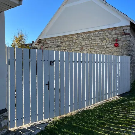 Ko, Es Kavics Vendeghazak Köveskál