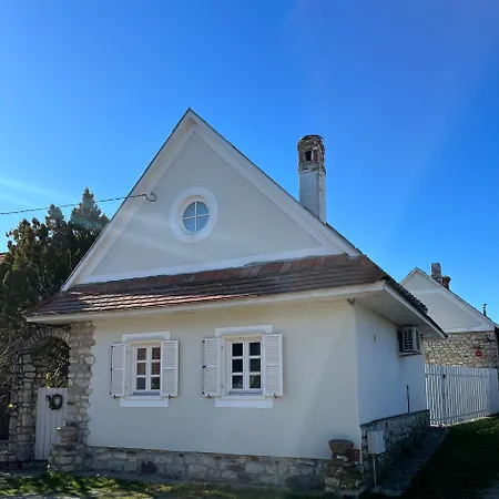 Ko, Es Kavics Vendeghazak Köveskál